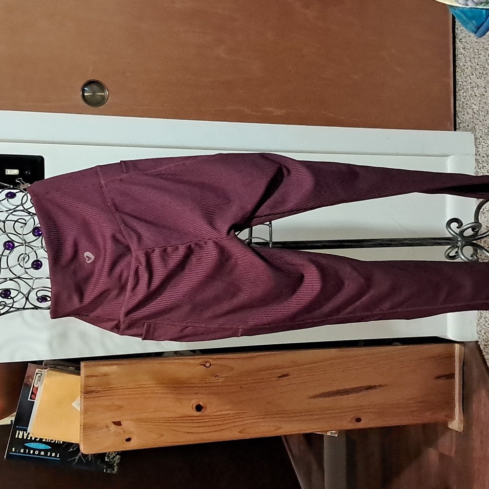 Active USA Ribbed Maroon Leggings - Picture 3 of 8